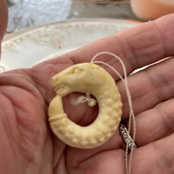 Cream Reptile Pendant bone ring - Picture 5 of 5